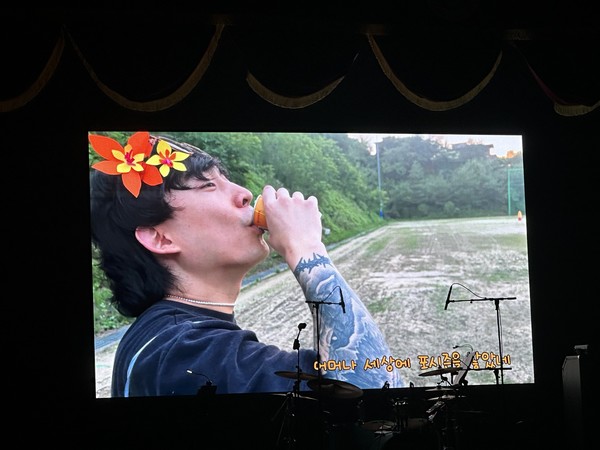 ▲ 추억의 광고를 오마주한 학생 2